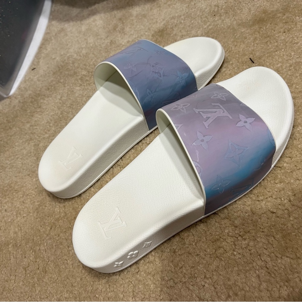 Louis Vuitton hologram slides